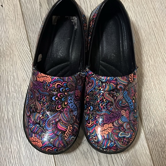 Colorful scrub shoes- great for nurses, nonslip bottoms. Size 6 - Picture 3 of 5